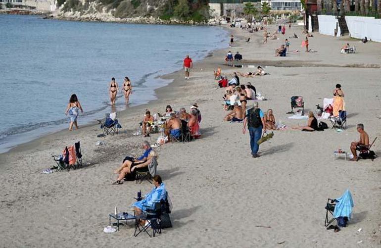 Kasım ayında yazı yaşıyorlar Hava 27, deniz 23 derece: Plajlar doldu taştı