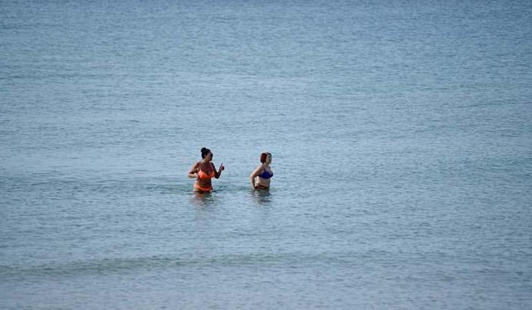 Kasım ayında yazı yaşıyorlar Hava 27, deniz 23 derece: Plajlar doldu taştı
