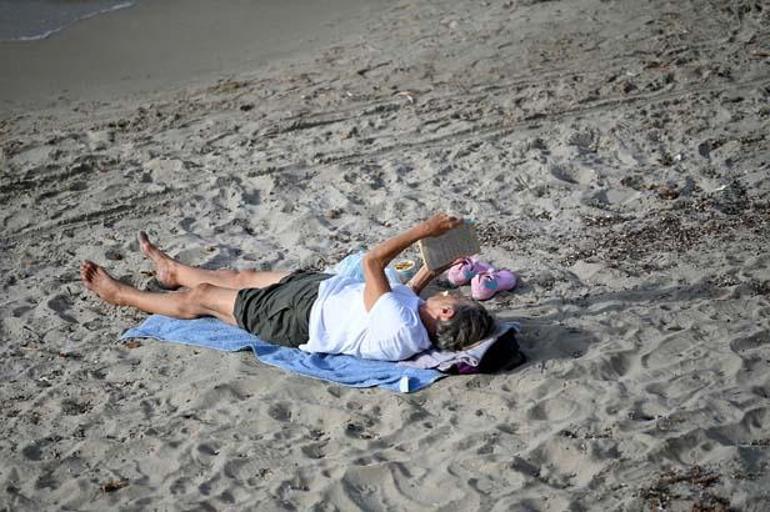 Kasın ayında yazı yaşıyorlar Kuşadasında plajlar doldu taştı