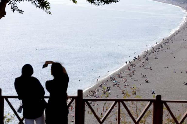 Kasım ayında yazı yaşıyorlar Hava 27, deniz 23 derece: Plajlar doldu taştı