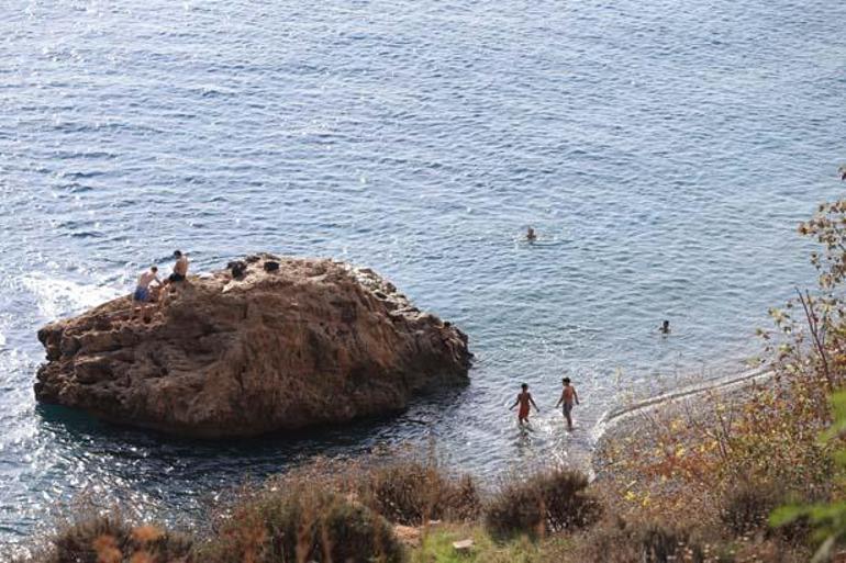 Kasım ayında yazı yaşıyorlar Hava 27, deniz 23 derece: Plajlar doldu taştı