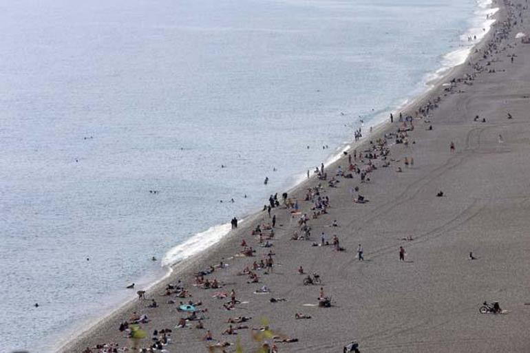 Kasım ayında yazı yaşıyorlar Hava 27, deniz 23 derece: Plajlar doldu taştı