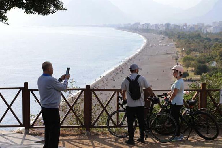 Kasım ayında yazı yaşıyorlar Hava 27, deniz 23 derece: Plajlar doldu taştı