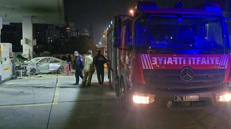 Çekmeköyde faciadan dönüldü Otomobil akaryakıt istasyonuna daldı, yangın çıktı