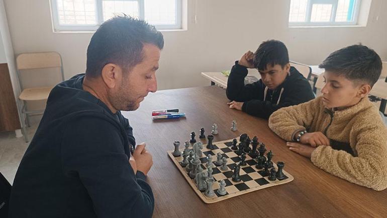 Tek öğrencili sınıfta öğretmenler günü kutlaması ‘Okulda her şey ikimizden ibaret’