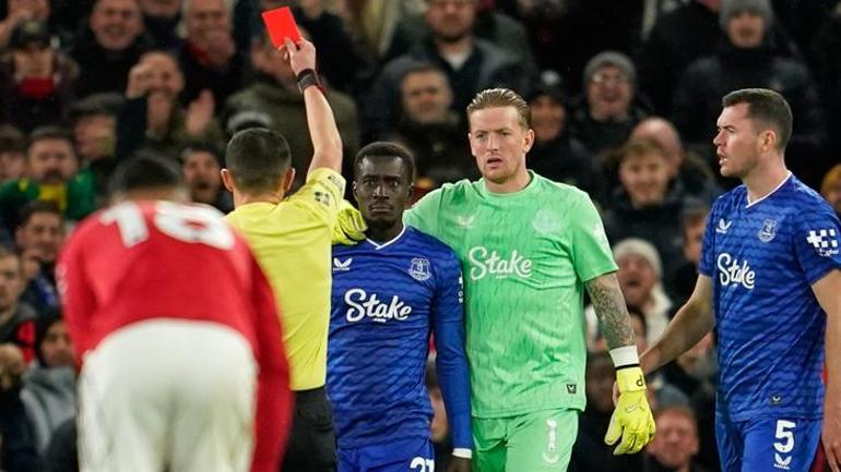 Manchester United-Everton maçına damga vuran olay Takım arkadaşına tokat attı, kırmızı kart gördü