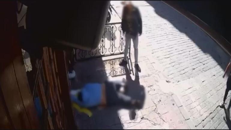 692c8d357417390292e320a4 İnsanlık dışı görüntüler! Beyoğlu'nda nöbet geçiren epilepsi hastasını soydular