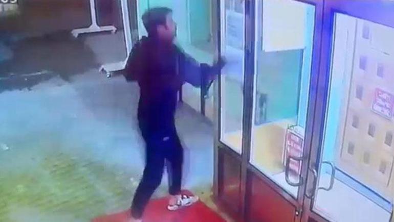 Cami girişindeki kapının camlarını yumruklayan şüpheli tutuklandı