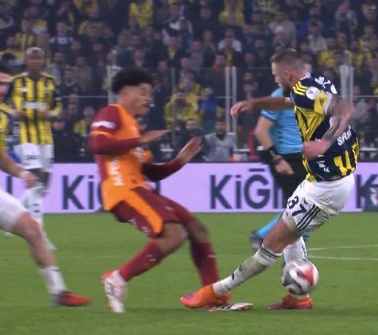 Fenerbahçe - Galatasaray derbisinin tartışmalı pozisyonları Trioda değerlendirildi Bu pozisyon sarı karttan başlar