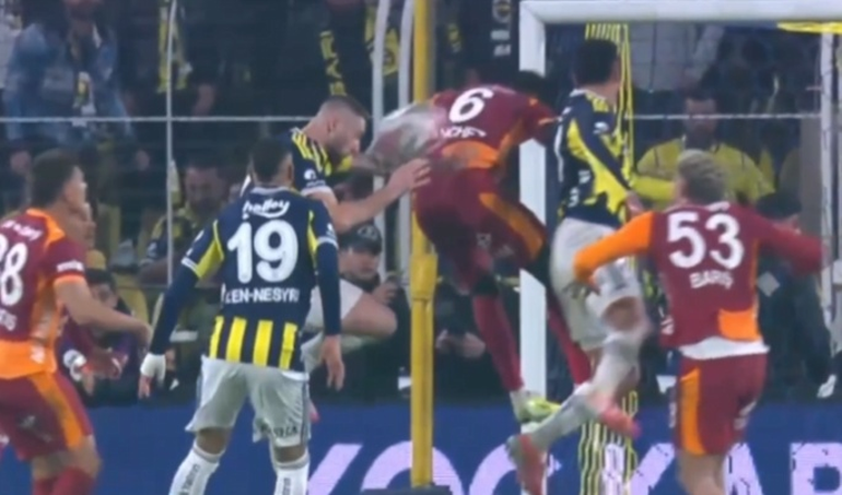 Fenerbahçe - Galatasaray derbisinin tartışmalı pozisyonları Trioda değerlendirildi Bu pozisyon sarı karttan başlar