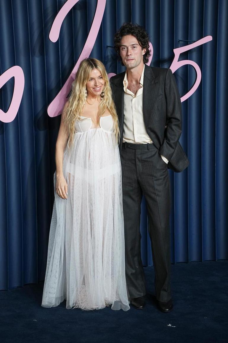 İki ünlü isim, tek ödül töreni... Hamile olduklarını kırmızı halıda ilan ettiler