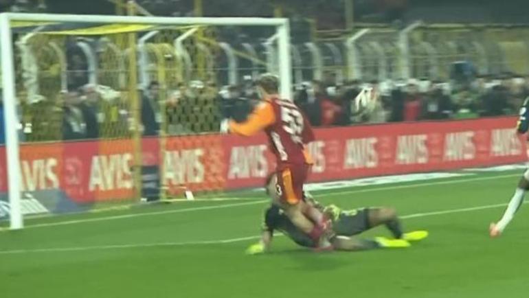 Fenerbahçe - Galatasaray derbisinin tartışmalı pozisyonları Trioda değerlendirildi Bu pozisyon sarı karttan başlar