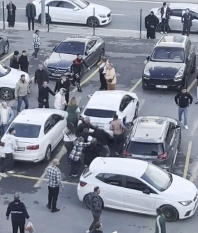 Kartal Anadolu Adliyesi önünde iki aile arasında yumruk yumruğa kavga Anbean kamerada