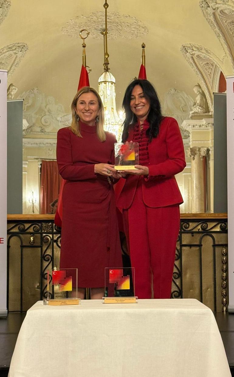 Ebru Özdemir’e İspanya’dan ‘Mesleki Liyakat Ödülü’