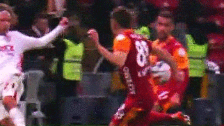 Galatasaray-Samsunspor maçında kritik pozisyon Penaltı beklediler