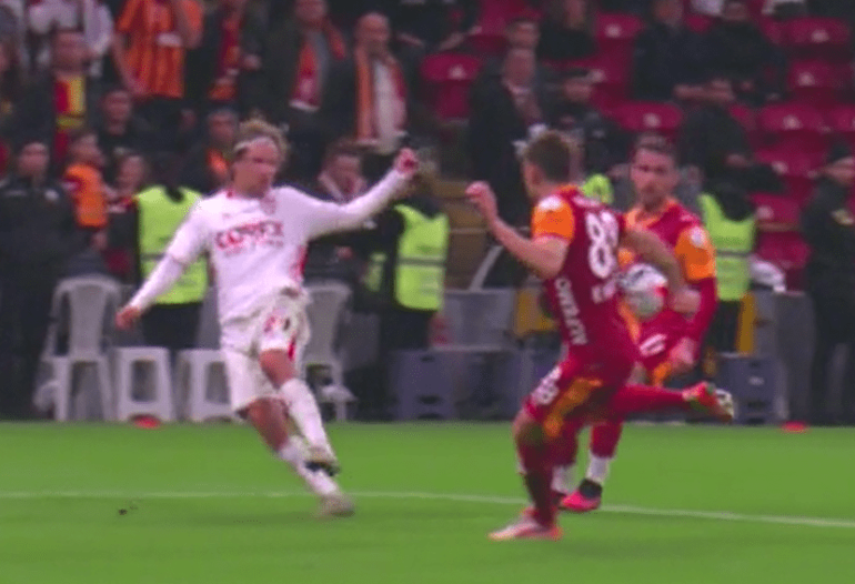 Galatasaray-Samsunspor maçının ardından beIN Trioda hakemler ikiye bölündü Bu pozisyonlar yanıltıcı olabilir
