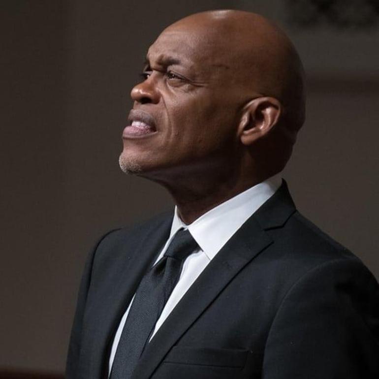 Grammy adayı şarkıcı evinde katledildi Oğlu gözaltına alındı