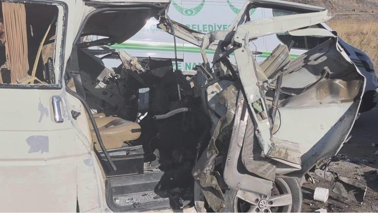 Malatya’da feci kaza Hafif ticari araç TIR’a arkadan çarptı: 3 ölü