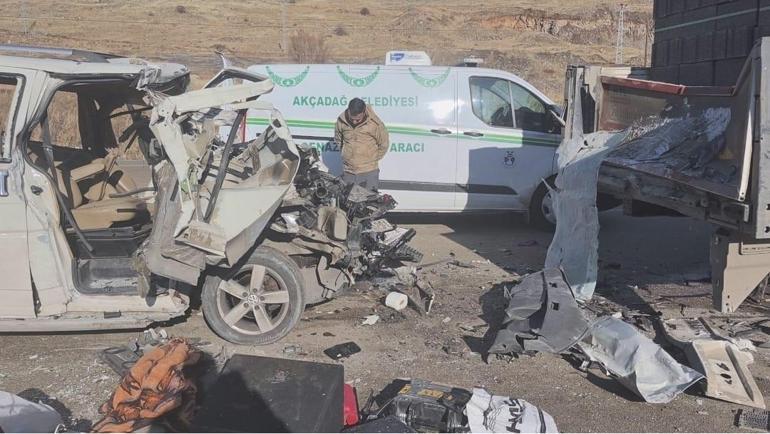 Malatya’da feci kaza Hafif ticari araç TIR’a arkadan çarptı: 3 ölü