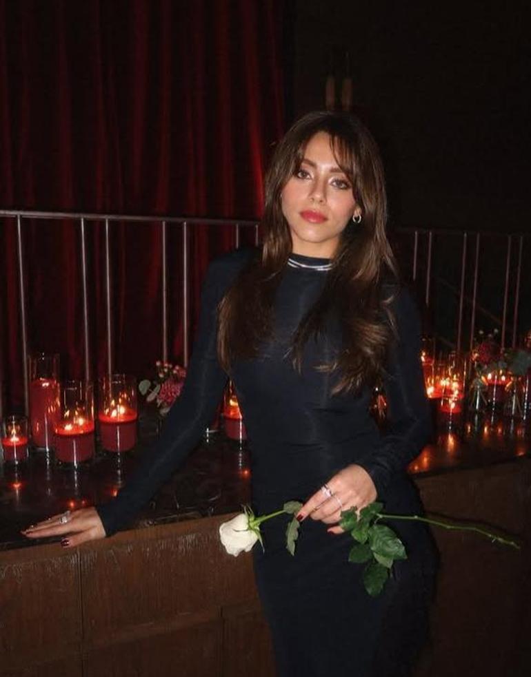 Siyah elbisesi büyüledi Sıla Türkoğlu güzelliğiyle göz kamaştırdı