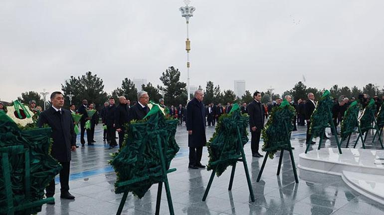 Erdoğan, Türkmenistanda Tarafsızlık Anıtına çelenk koyma törenine katıldı