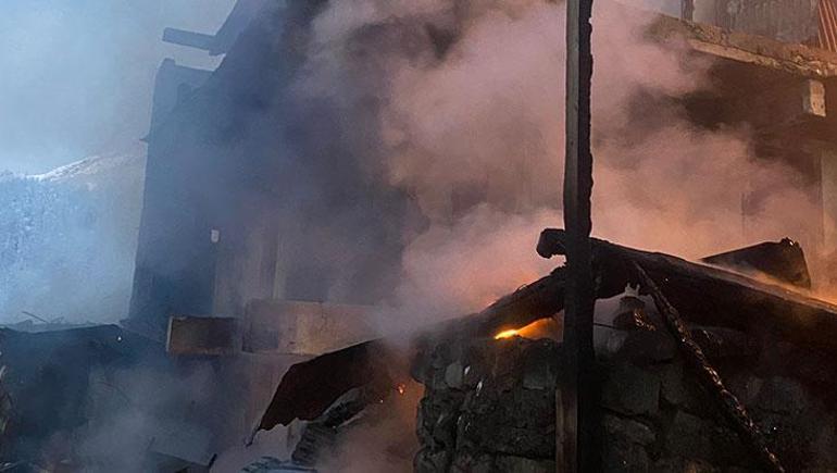 Artvinde çıkan yangında 2 katlı ev kullanılamaz hale geldi
