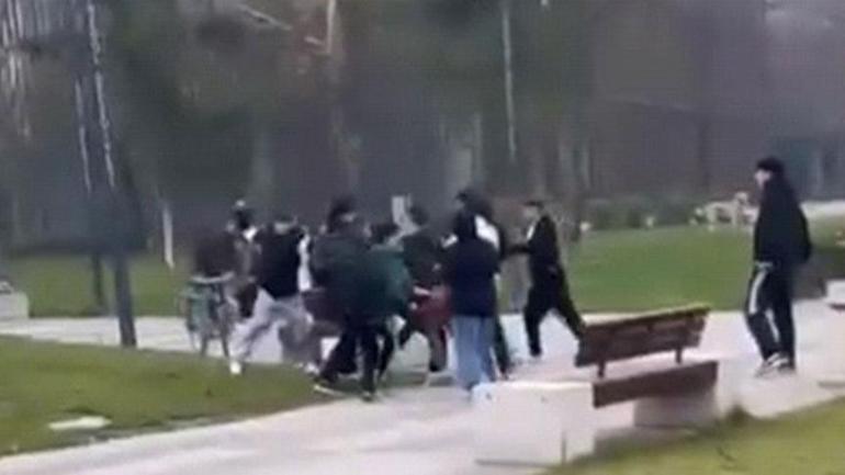 Yer: Bursa Gençlerin tekmeli-yumruklu kavgası dehşete düşürdü