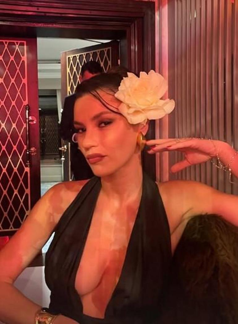 Nikah şahidi oldu Yüsra Geyikin iddialı elbisesiyle göz kamaştırdı