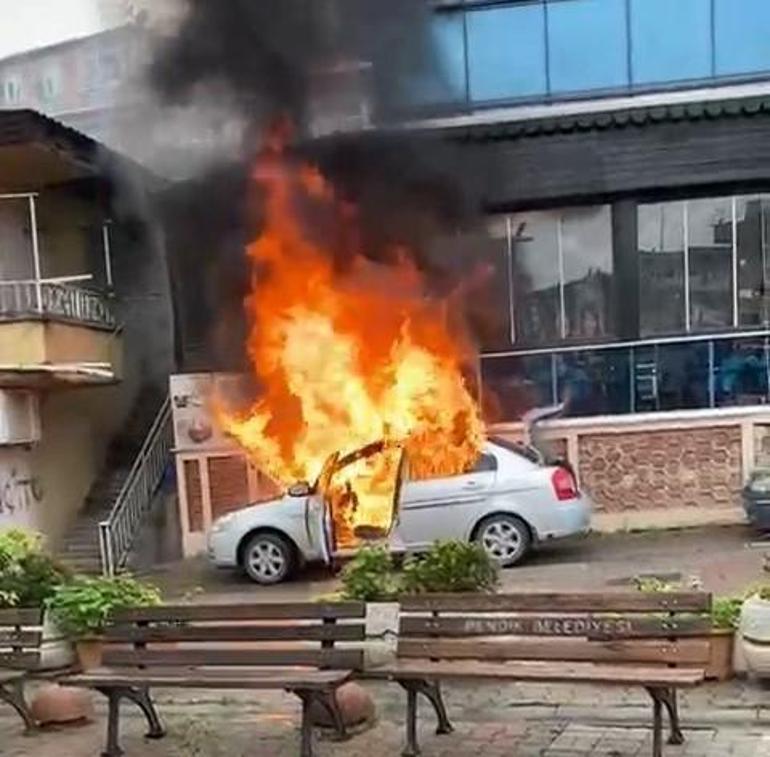 Pendikte otomobilde çıkan yangın, ahşap binaya sıçradı