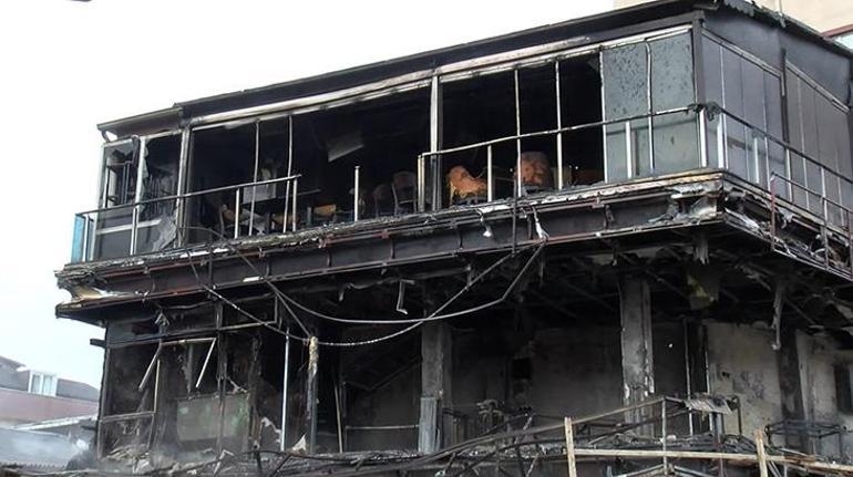 Pendikte otomobilde çıkan yangın, ahşap binaya sıçradı