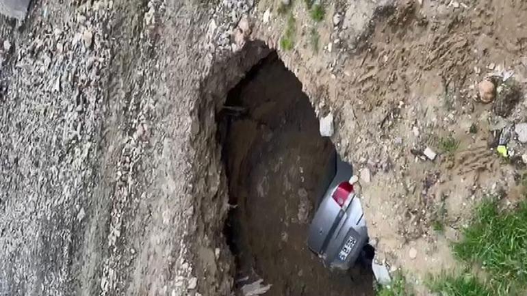 İstanbulda obruk oluştu ‘Bu arabadan çok çektim, üstünü gömün gitsin’