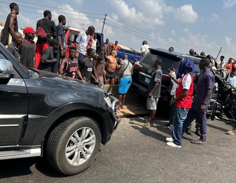 Britanyalı boksör Anthony Joshuaya Nijeryada trafik kazası şoku İki kişi hayatını kaybetti
