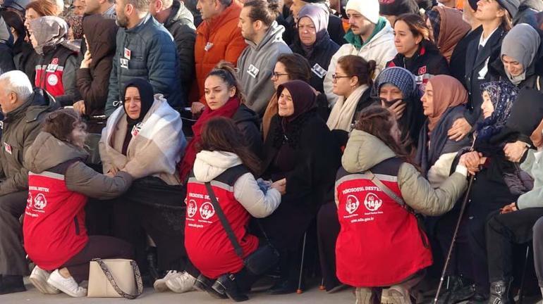 Türkiye şehitlerini uğurluyor! Bakan Yerlikaya: Bu vatanı terörle dize getirmeye çalışanlara fırsat vermeyeceğiz -
                      2. Resim
