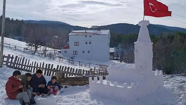 Sivas’ta çocuklar kardan Kız Kulesi yaptı Bakan Ersoy, İstanbul’a davet edip gerçeğini gezdirdi