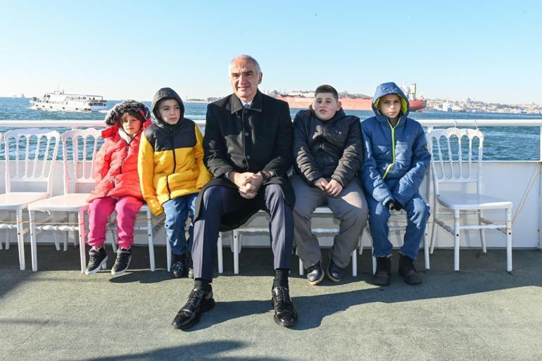 Sivas’ta çocuklar kardan Kız Kulesi yaptı Bakan Ersoy, İstanbul’a davet edip gerçeğini gezdirdi