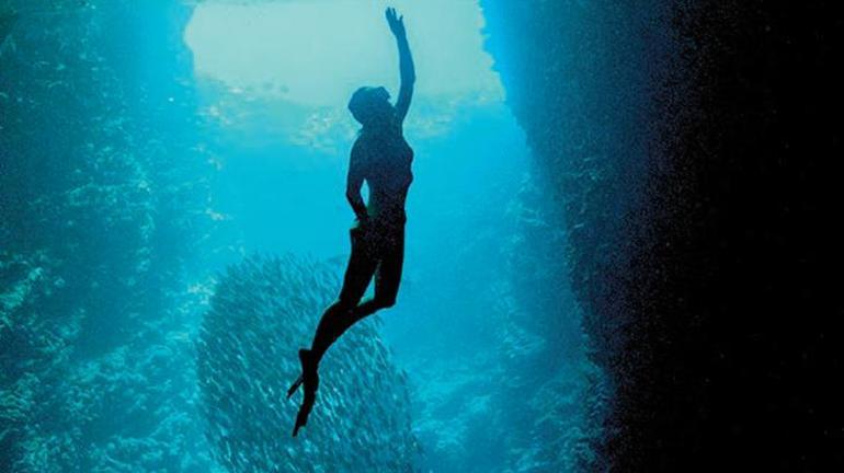 Derin maviye yerli imza