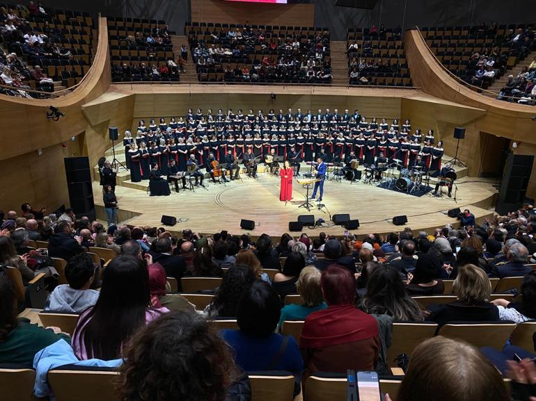 Türkan Şoray, Ankarada sahneye çıktı Rüya görüyor gibiyim