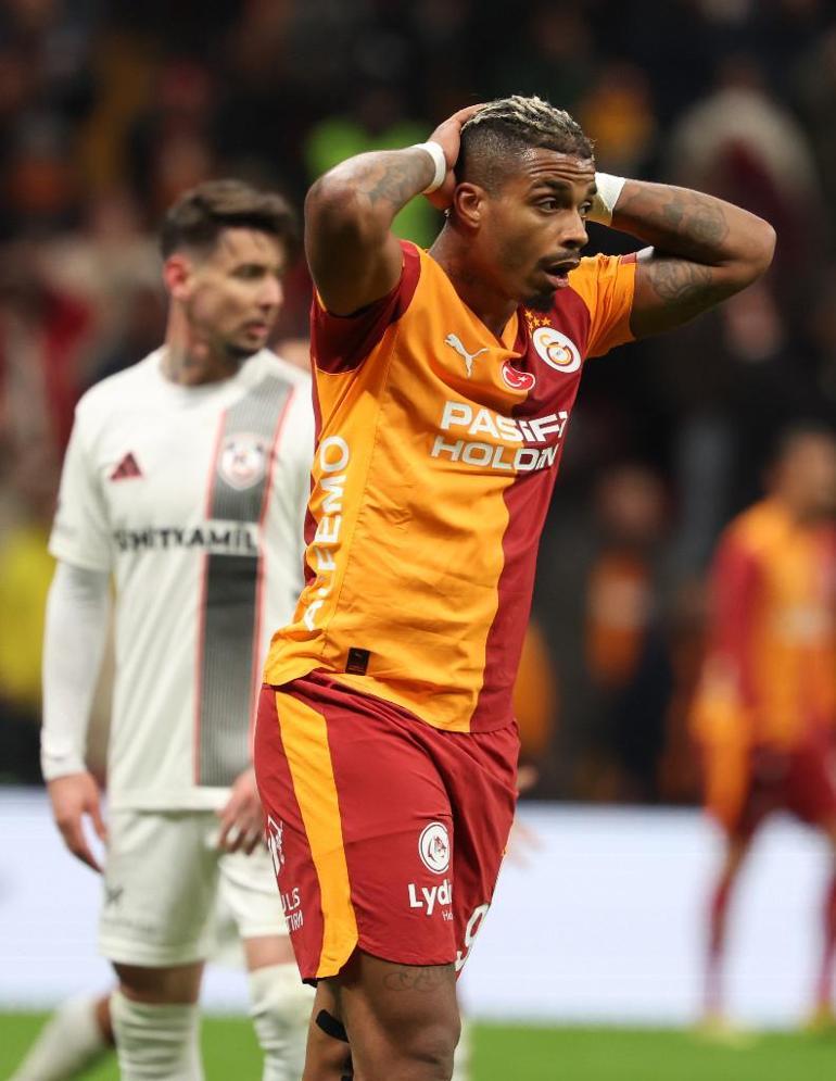 Galatasaray tribünlerinden tepki İstifa sesleri yükseldi