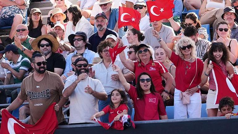 Avustralya Açıkta Zeynep Sönmezden tarihi başarı Top toplayıcı çocuğun yardımına koştu