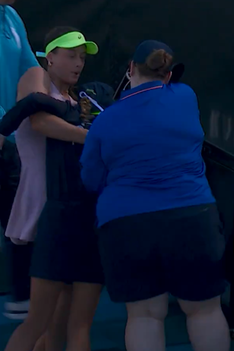 Avustralya Açıkta Zeynep Sönmezden tarihi başarı Top toplayıcı çocuğun yardımına koştu