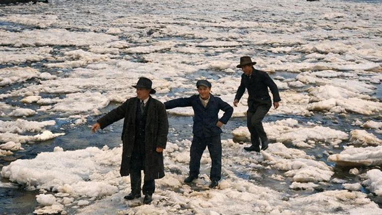 Boğazı buz üstünden yürüyerek geçmişler 120 yılda 2 kez geldi: Sibirya kışı masum kalır