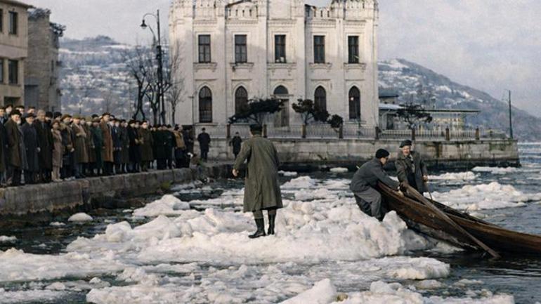 Boğazı buz üstünden yürüyerek geçmişler 120 yılda 2 kez geldi: Sibirya kışı masum kalır
