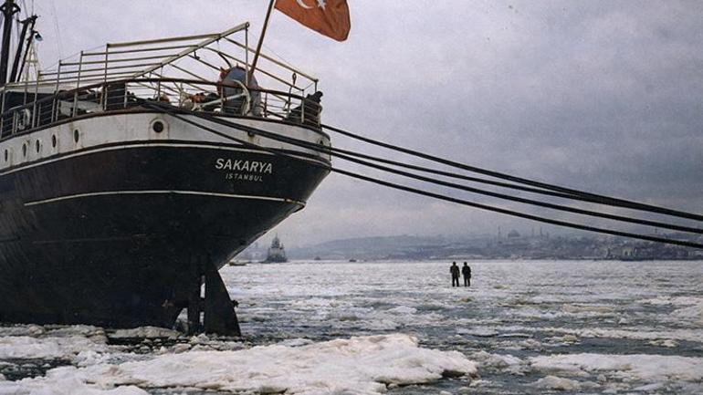 Boğazı buz üstünden yürüyerek geçmişler 120 yılda 2 kez geldi: Sibirya kışı masum kalır