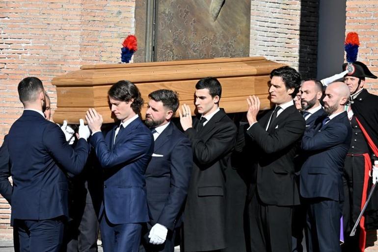 93 yaşında hayatını kaybetmişti İtalyan modacı Valentino, Romada son yolculuğuna uğurlandı