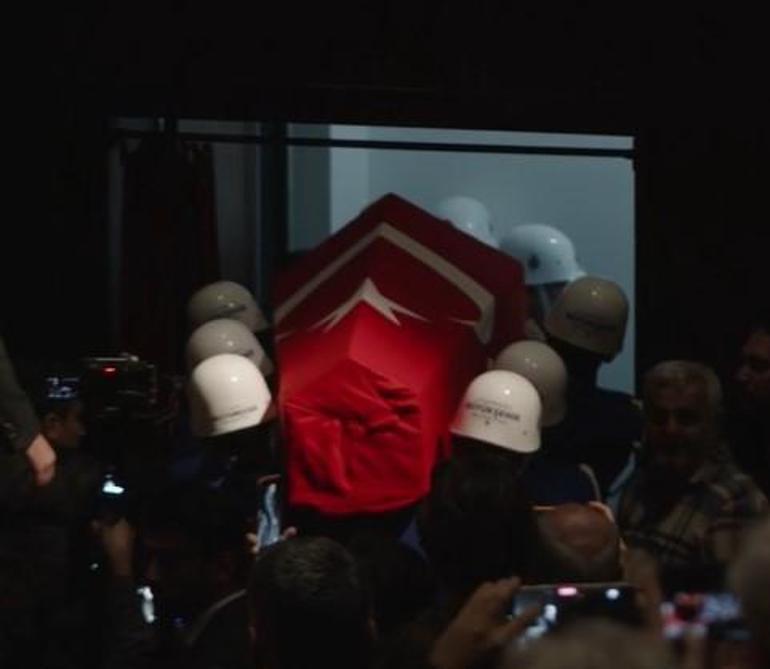 Haldun Dormene veda Cenazede usta oyuncu İzzet Günay fenalaştı