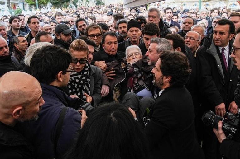 Haldun Dormene veda Cenazede usta oyuncu İzzet Günay fenalaştı