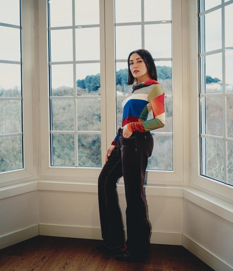 Melek Mosso hayranlarını endişelendirdi Sahnede fenalaştı