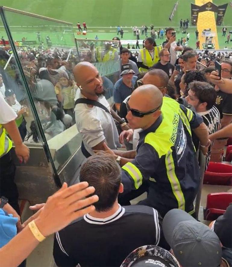 Süper Kupa finali öncesi Corinthians taraftarından Felipe Meloya saldırı