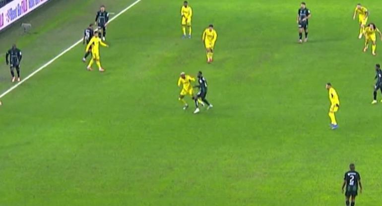 Kocaelispor-Fenerbahçe maçının tartışmalı pozisyonlarını eski hakemler değerlendirdi VAR müdahalesi ile ihracı gerekirdi