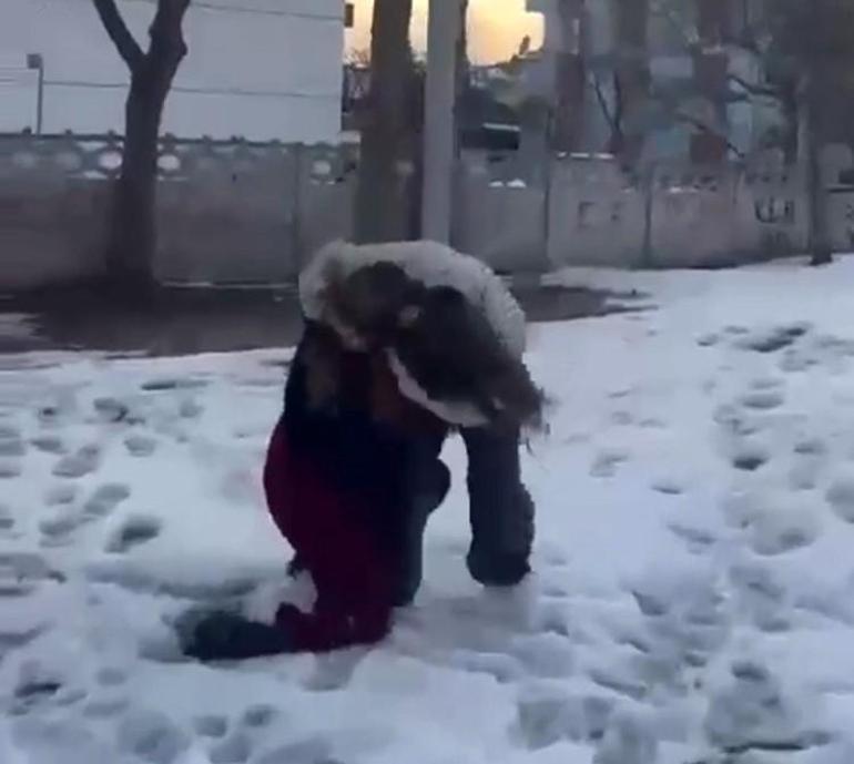 Kız grubundan kan donduran zorbalık Yol kesip, haraç istediler